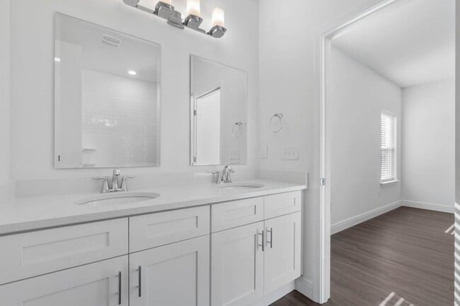 Building Photo - 525 Hill Ln