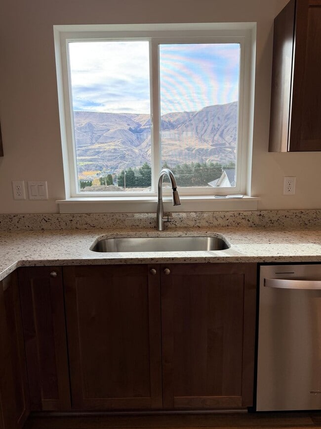 Building Photo - BRAND NEW construction! 3 beds, 2 baths, double garage, deck with VIEWS and more!