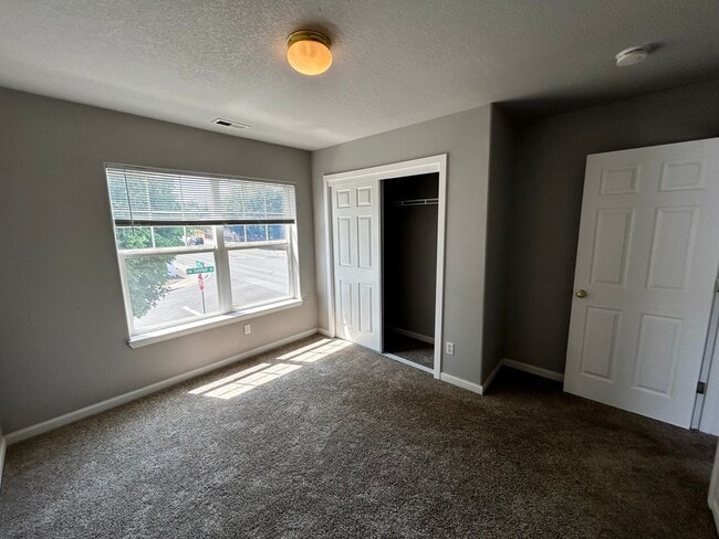 Building Photo - 3 Bedroom Beaverton Home with A/C!