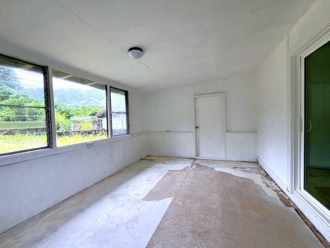 Building Photo - Peaceful Manoa - Spacious three bedroom, o...