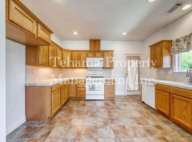 Building Photo - Red Bluff 3 bedroom 2 bathroom with 2 car garage