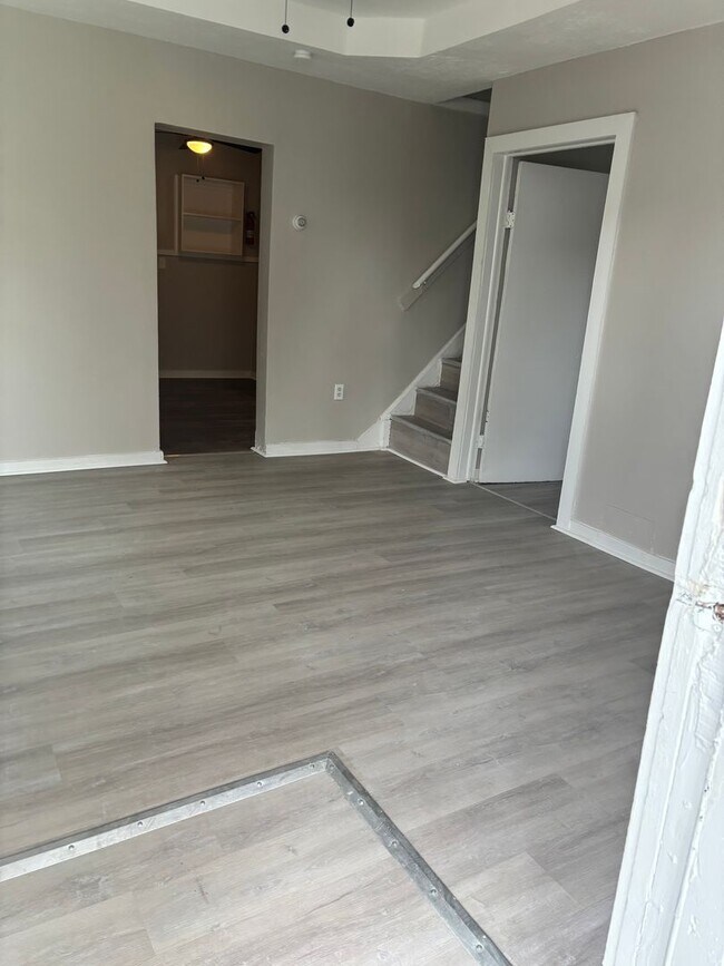 Building Photo - Section 8 Accepted! Spacious newly renovat...