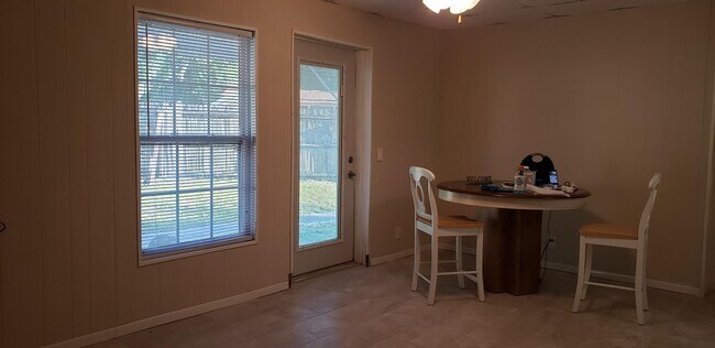Building Photo - 404 Prairie Lake Dr