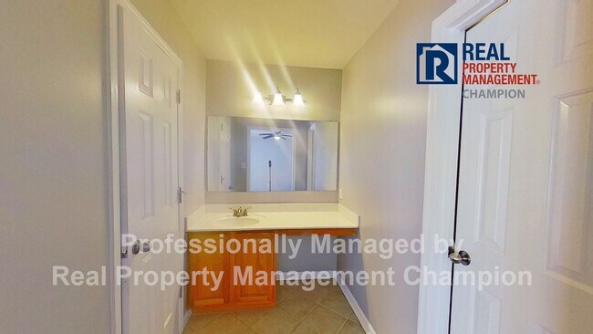 Building Photo - Charming home with open floor plan, vaulted ceilings and spacious backyard