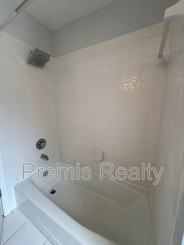 Building Photo - 1070 Sanibel Ct