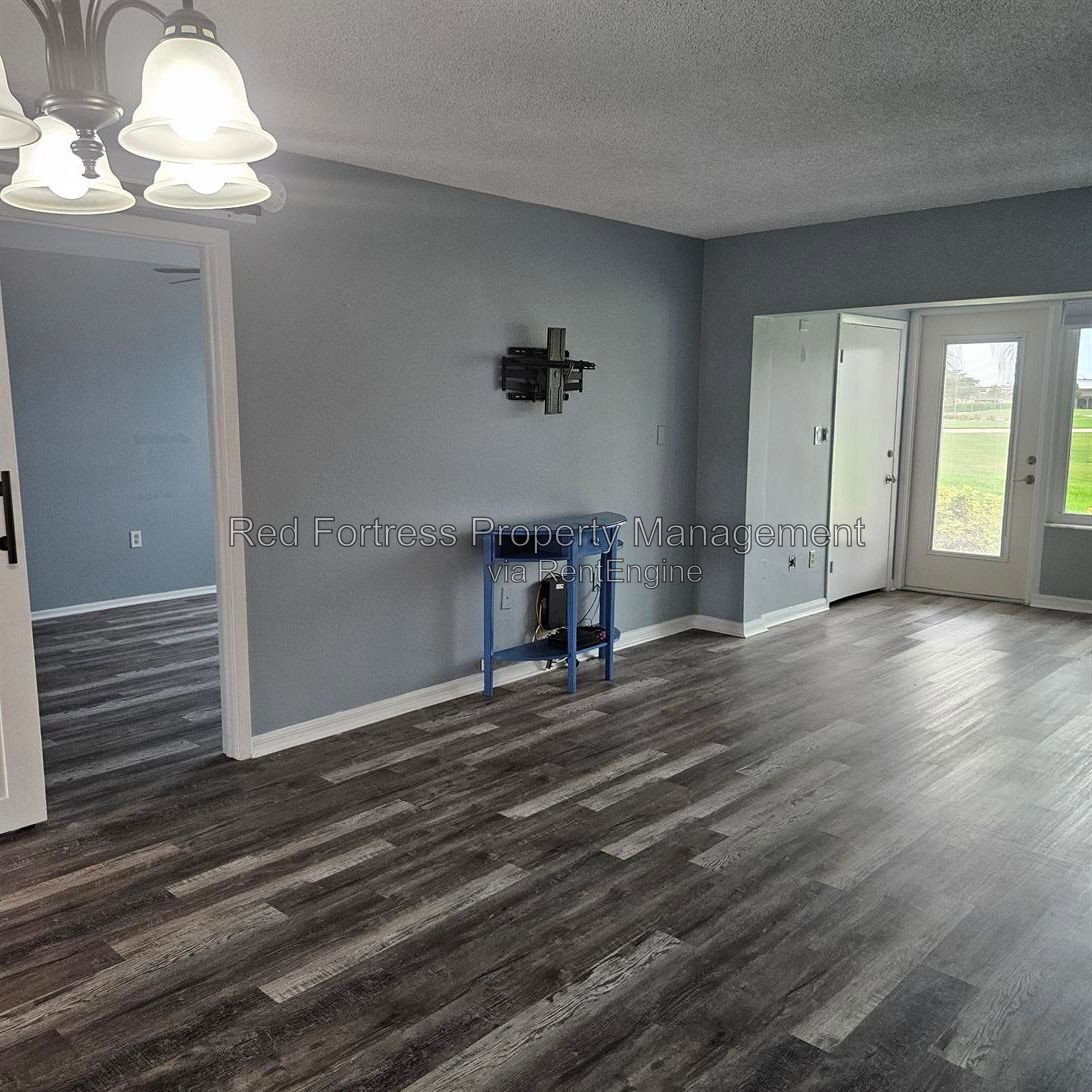 Building Photo - 1660 Pine Valley Dr