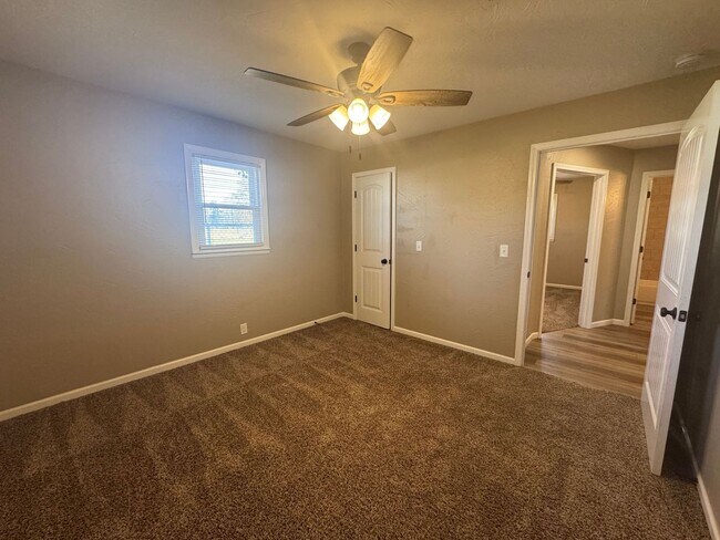 Building Photo - Cute 4 bed 2 bath house for rent!