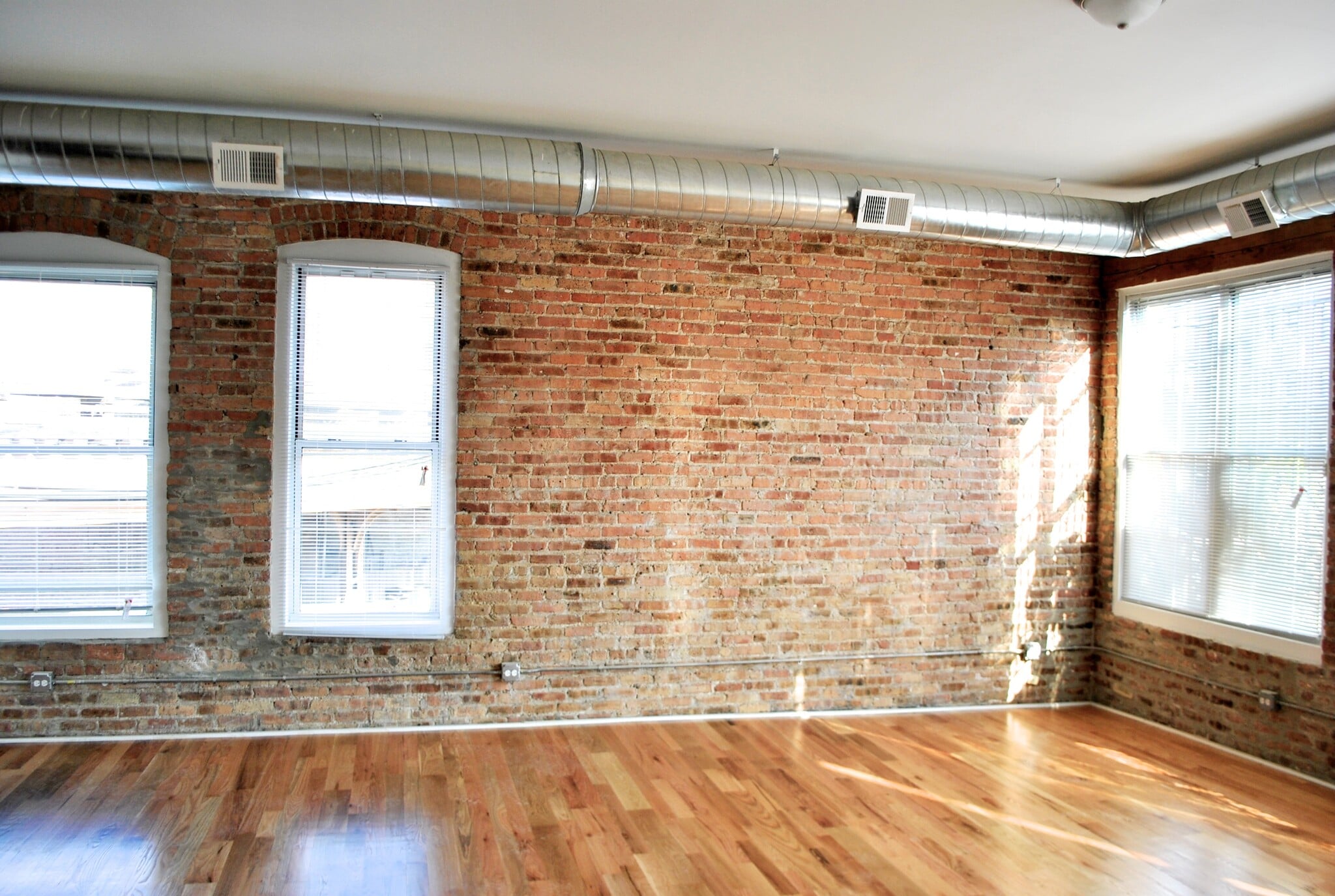 Building Photo - 2025 W North Ave