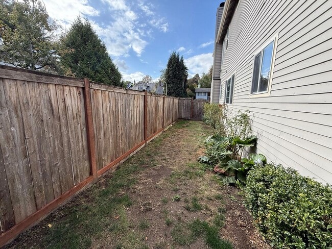 Building Photo - 3 Bed 2.5 Bath House In Leschi