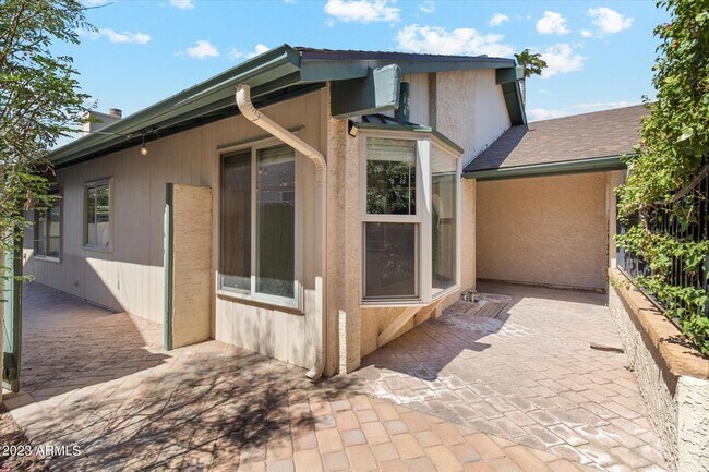 Building Photo - 2150 S Las Palmas