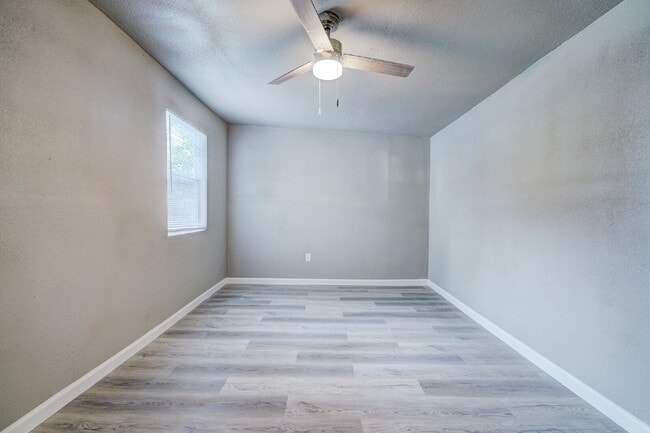 Building Photo - Remodeled 2 Bedroom + Bonus Room