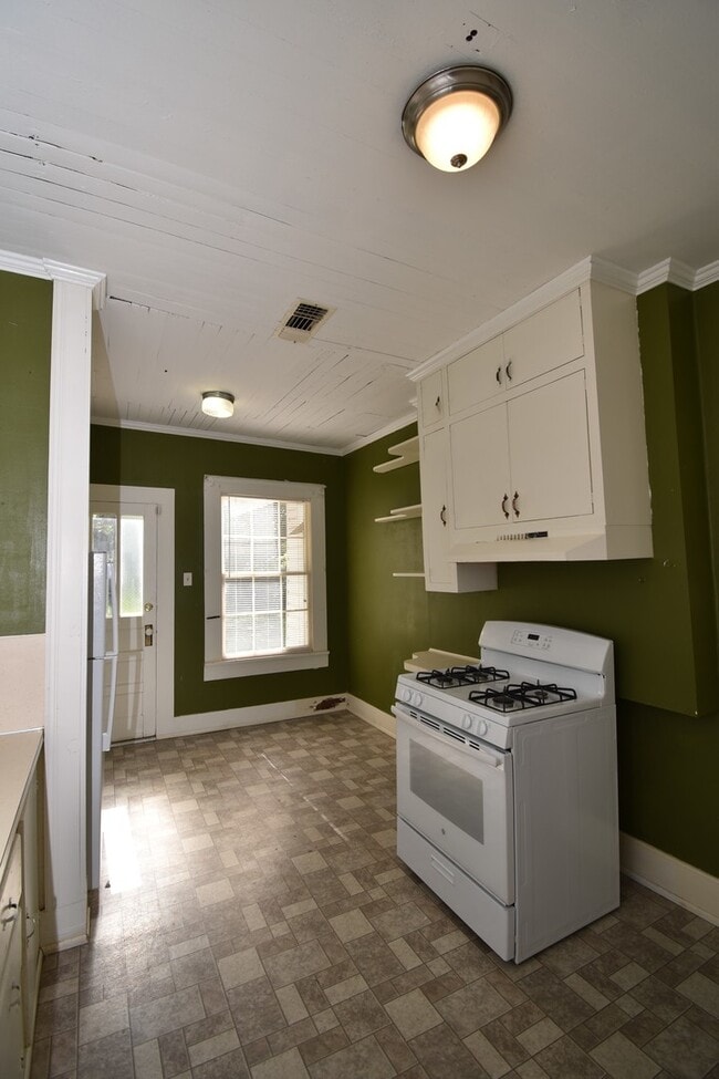 Building Photo - Recently Updated 3 Bedroom House