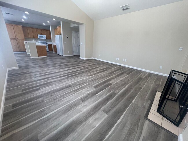 Building Photo - Beautiful 4 Bedroom Close to Downtown Brentwood!