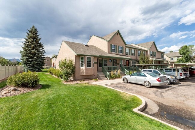 Building Photo - Lovely District 20 Townhome!
