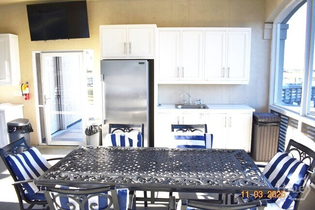 Building Photo - 10 Piper's Pond Ln