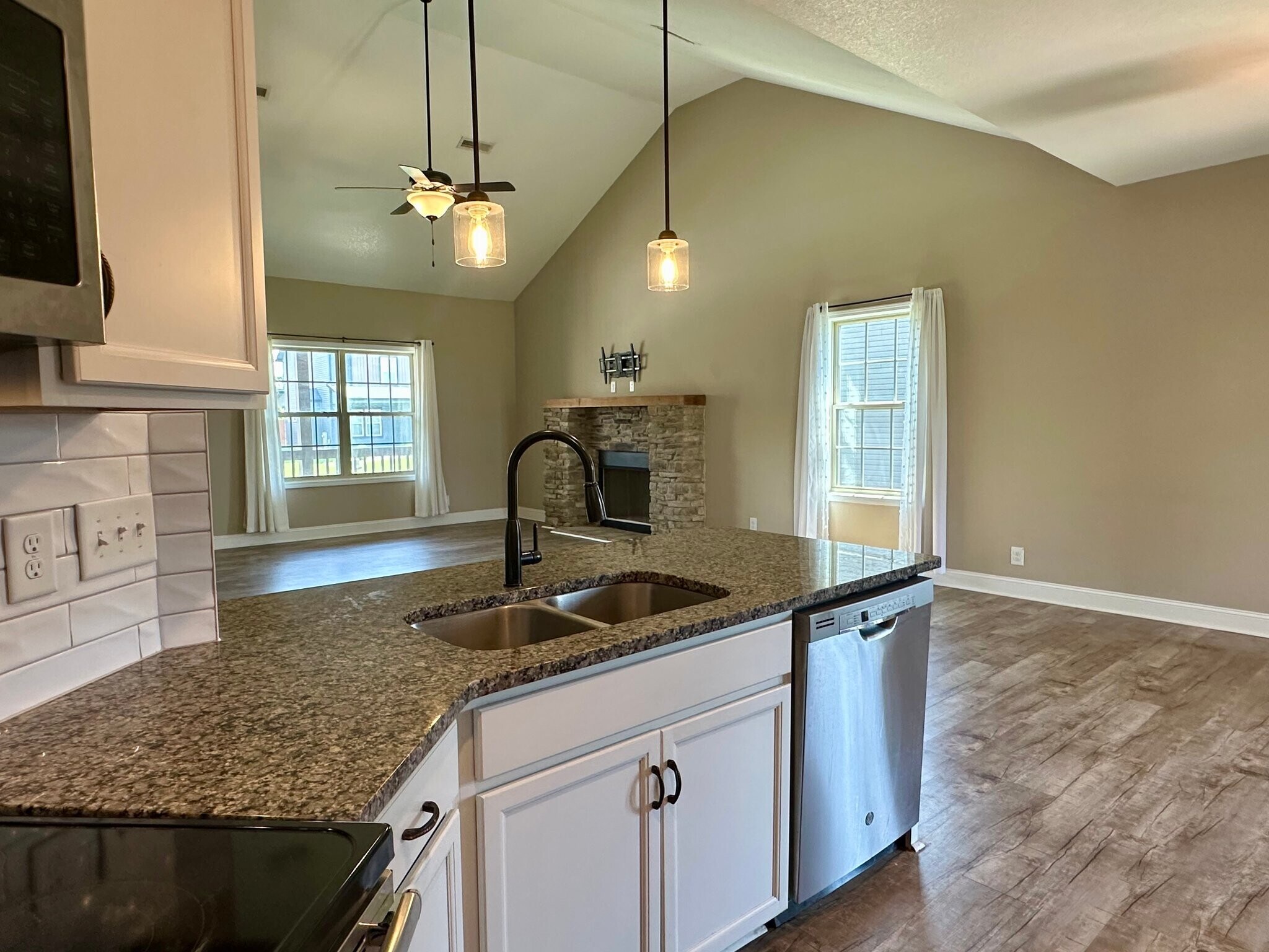Building Photo - 1124 Eagle's View Dr