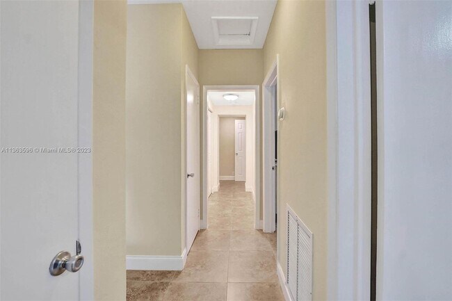 Building Photo - 1524 NE 15th Ave