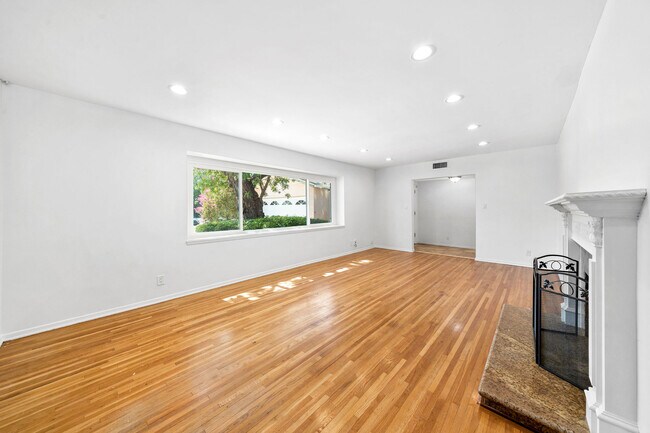 living room - 5646 Maynard Ave