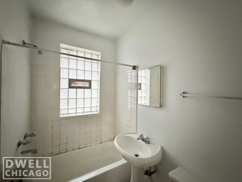 Building Photo - 1430 W Farwell Ave