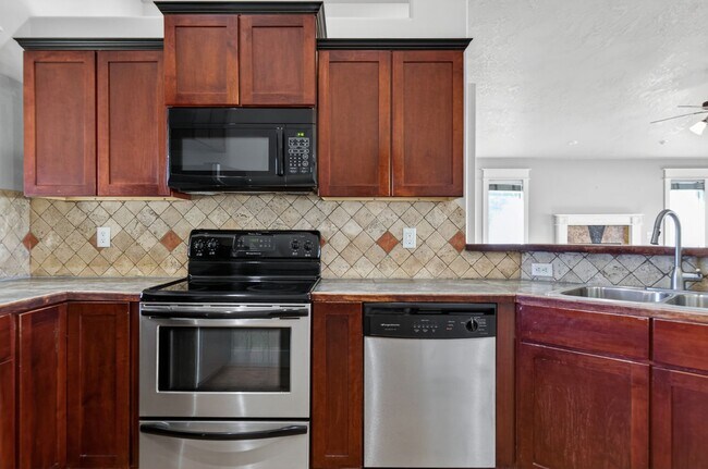 Building Photo - Spacious Home in Quiet Star Cul-de-Sac with Large Yard