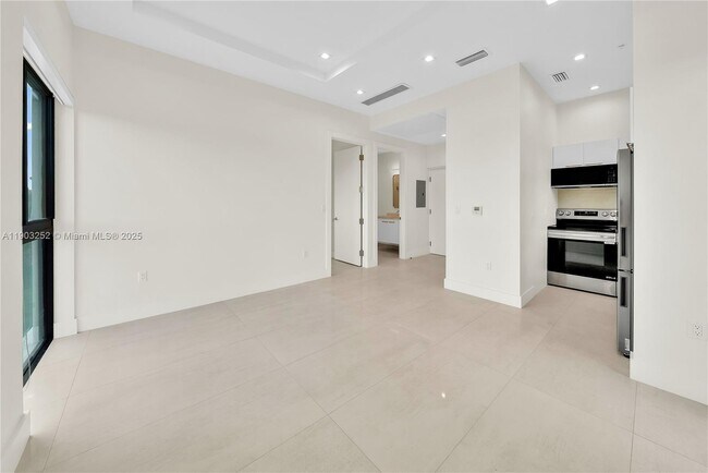 Building Photo - 530 SW 11th Ave