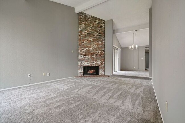 Building Photo - Beautiful duplex locate in Sacramento!