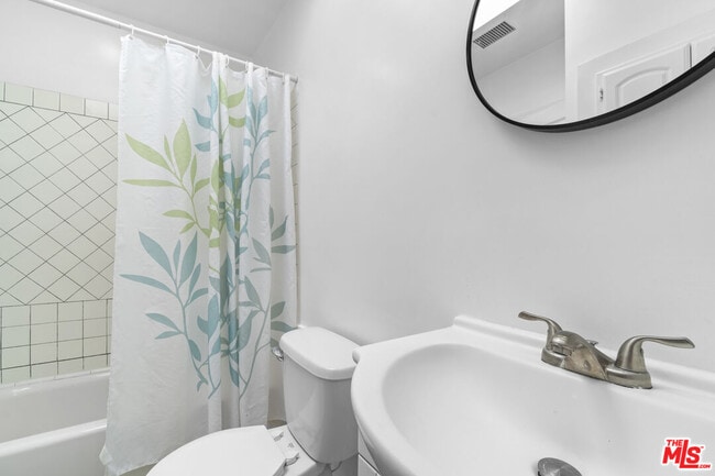 Building Photo - 8643 Clifton Way