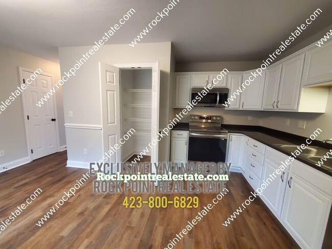 Building Photo - 3 Bedroom 2 Bath Townhouse