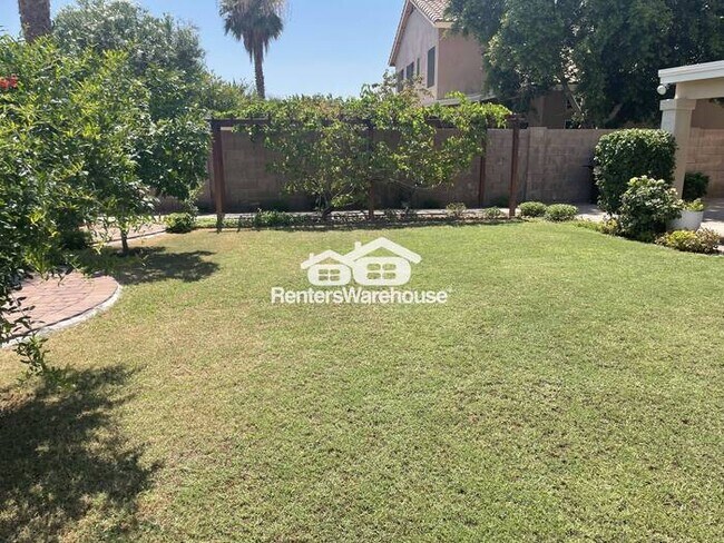 Building Photo - Hillcrest Beauty 4bed 3bath P00L Grass Bac...