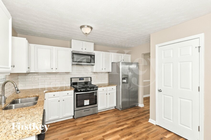 Building Photo - 2896 Two Lakes Cir