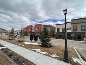 Building Photo - Open and Inviting Floorplan Ready to Go!