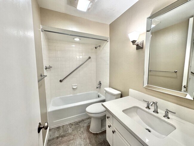 Building Photo - Must See! Beautiful 2 Bed / 2 Bath in La J...