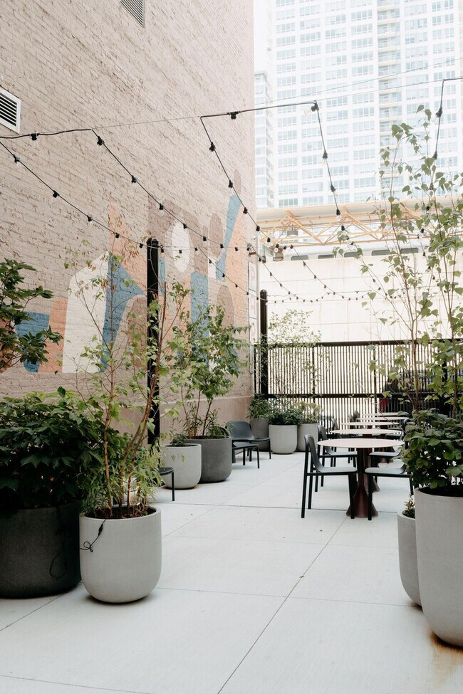 Building Photo - 755 S Clark St