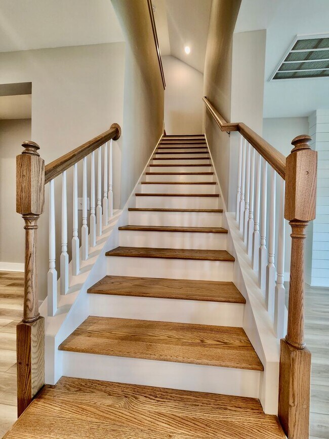 Building Photo - Like new in Midtown - 3 bedrooms plus addi...