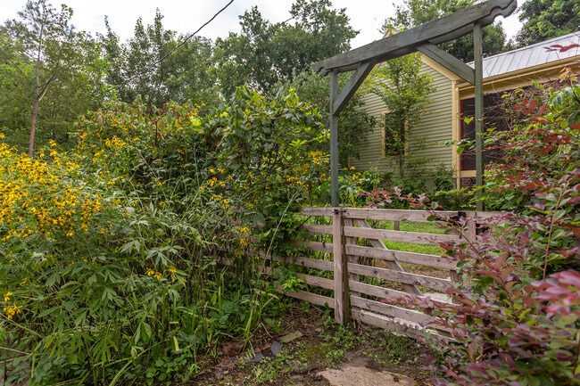 Building Photo - 510 Oakwood Ave