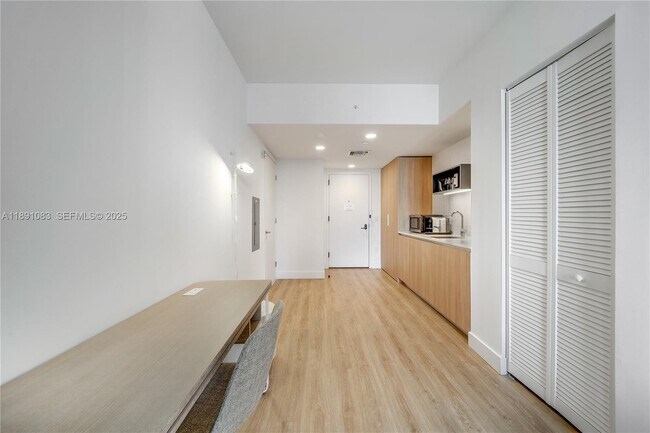 Building Photo - 601 NE 1st Ave