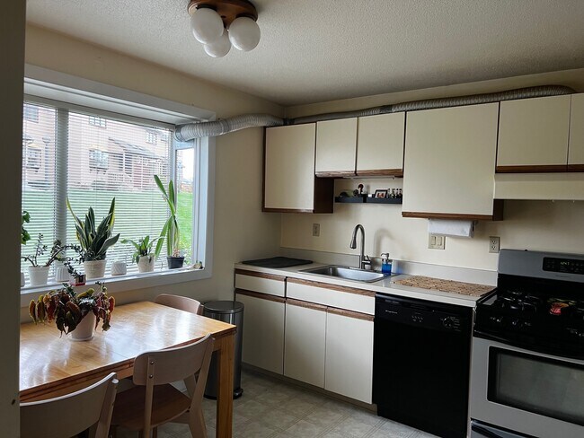 Building Photo - 123 Skyview Dr