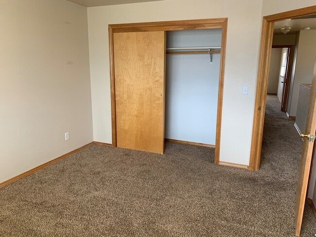 Building Photo - 404 River Ave