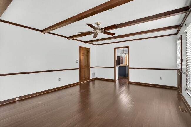 Building Photo - 636 N Wilkinson Dr