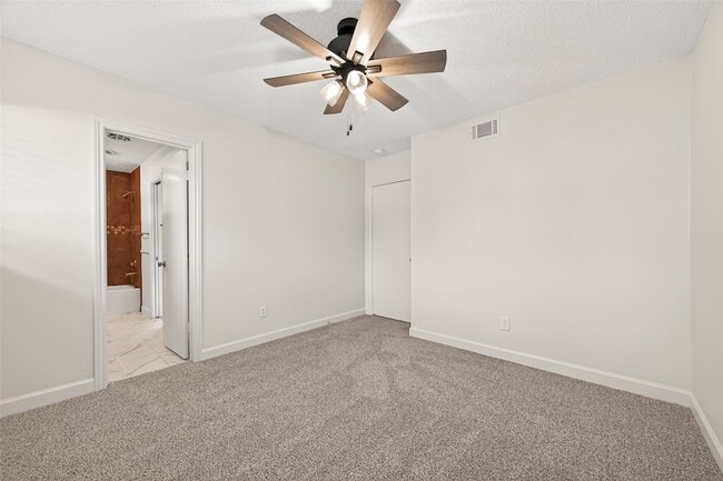 Building Photo - 10602 Longmont Dr