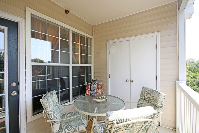 Building Photo - Top Floor, Pet-Friendly Riverbend Condo on Pantops