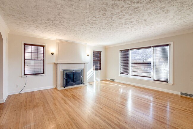 Building Photo - Charming 3 Bedroom Duplex In Prime Location!!