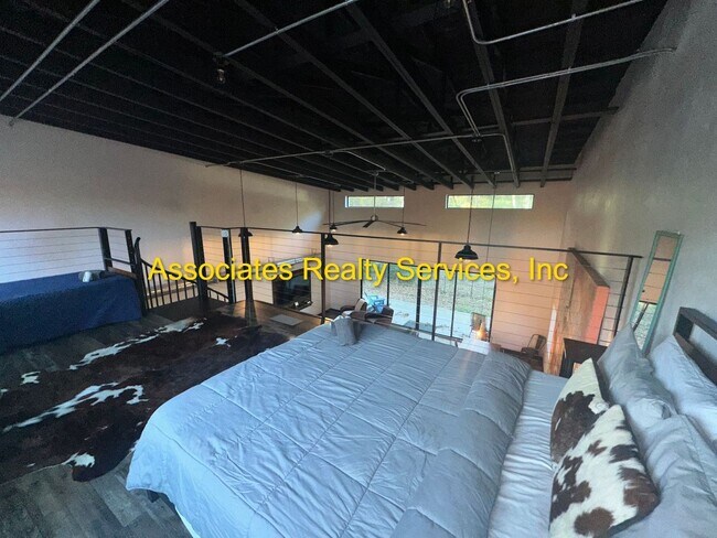 Building Photo - Modern Industrial 2Bed/2Bath Plus Loft in NW Gainesville