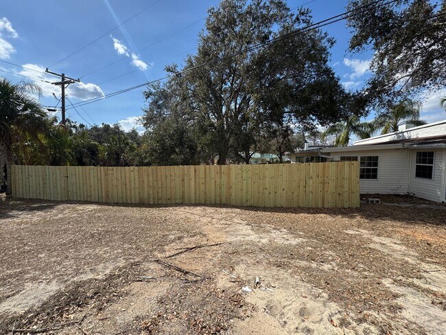 Building Photo - 630 N Crooked Lake Dr