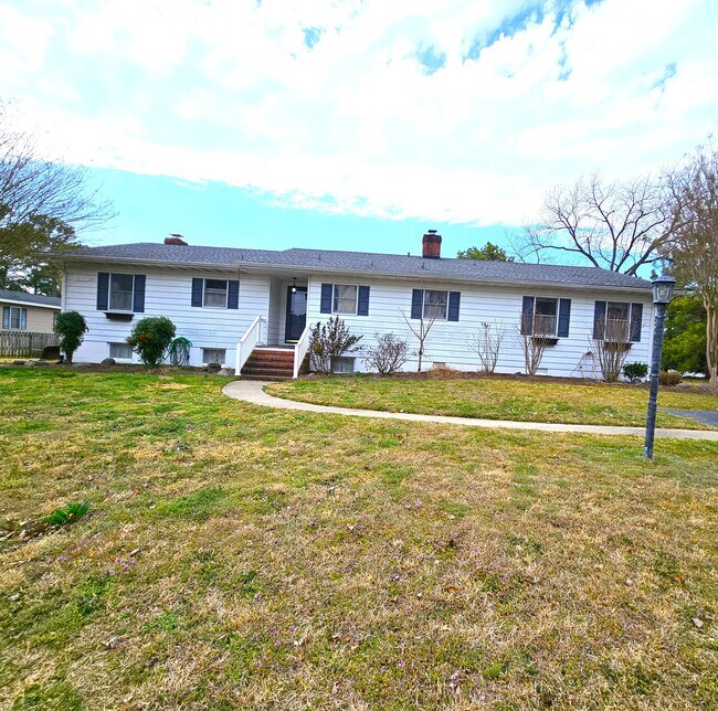 Primary Photo - 103 Shawnee Cir