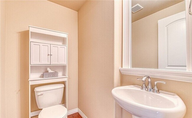 Building Photo - Meticulously maintained fully air conditioned 3 bedroom and 3 bath house in Serrano Community!