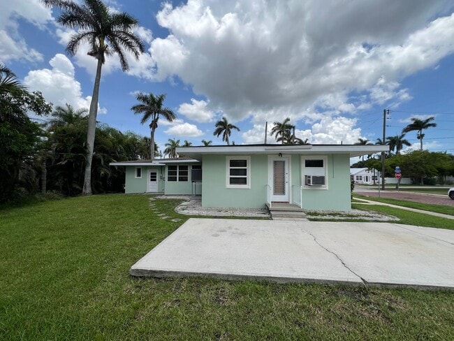 Building Photo - $1,375 ** Annual Lease ** 1 Bedroom / 1 Ba...