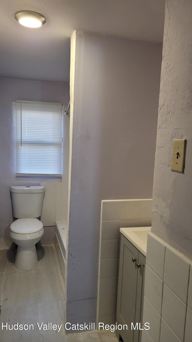 Building Photo - 5 Maple St