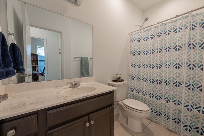 Building Photo - Modern Home with Open Floor Plan in Blacksburg