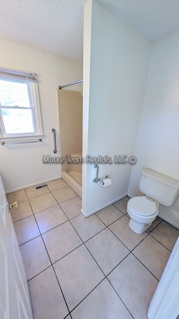 Building Photo - 2/2 & Office - Spacious Duplex